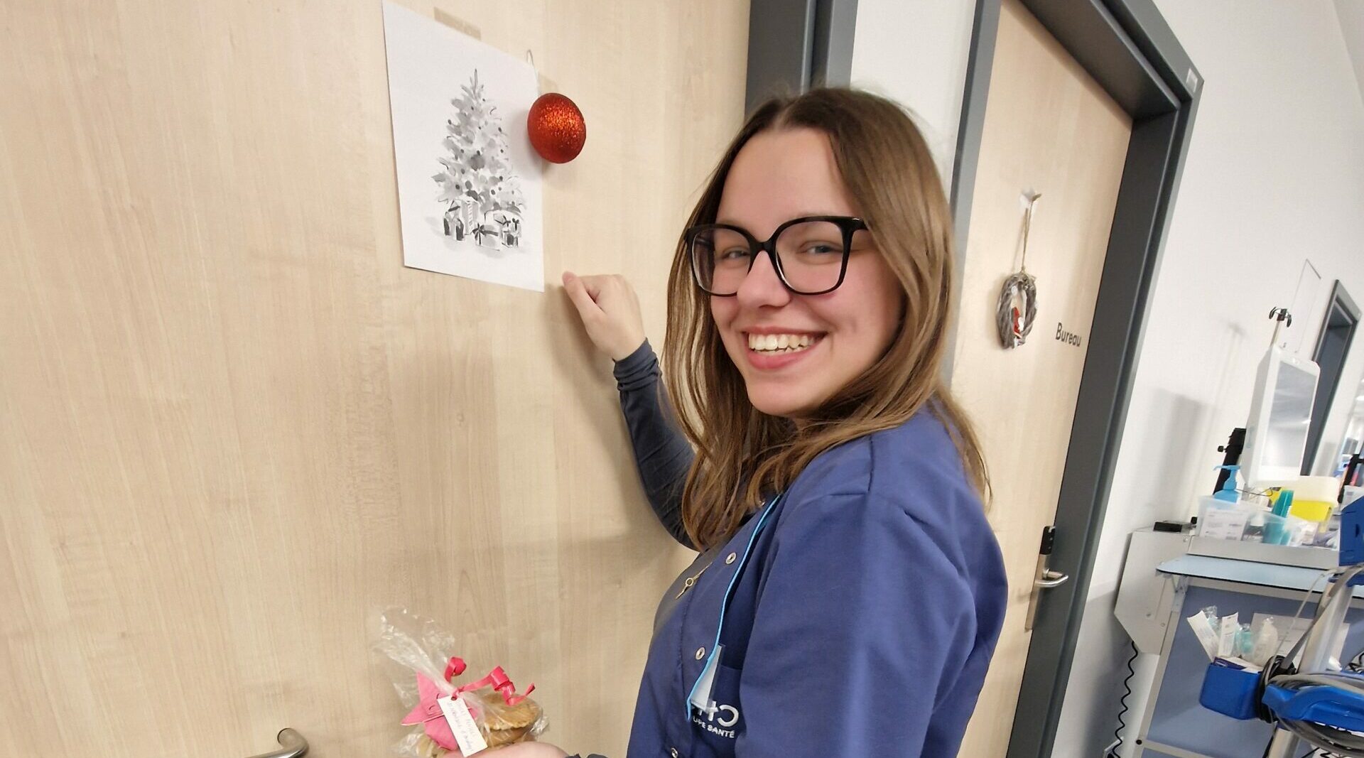 Nicole distribue des gaufrettes aux patient·es