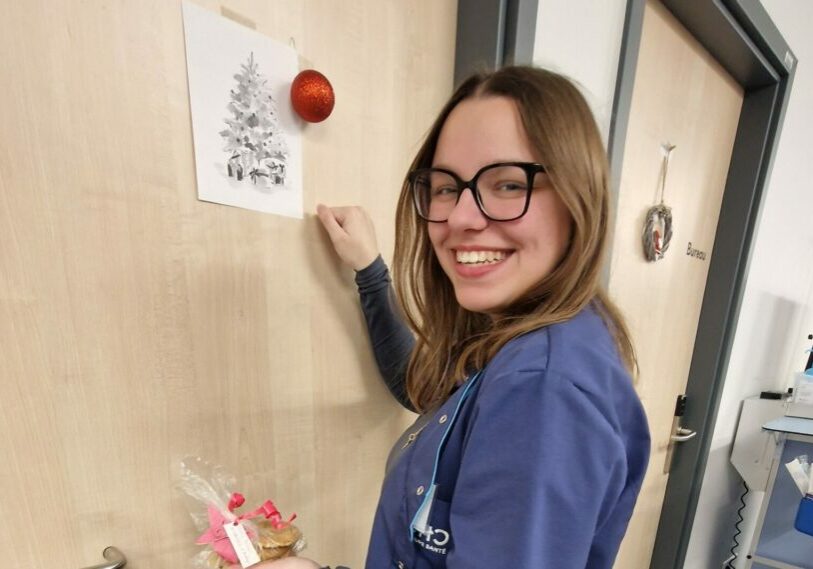 Nicole distribue des gaufrettes aux patient·es